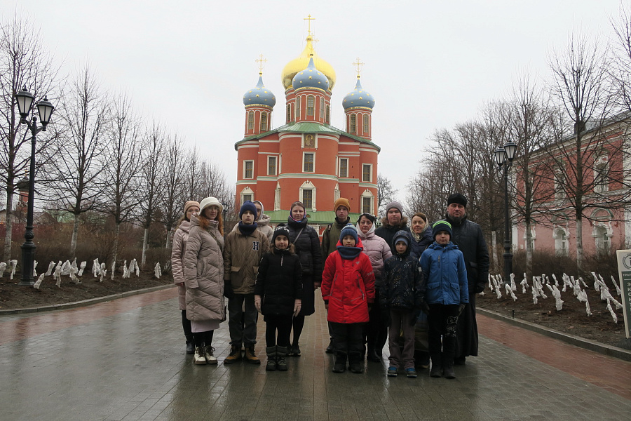 Паломники из Пирогово в Донском монастыре г. Москвы